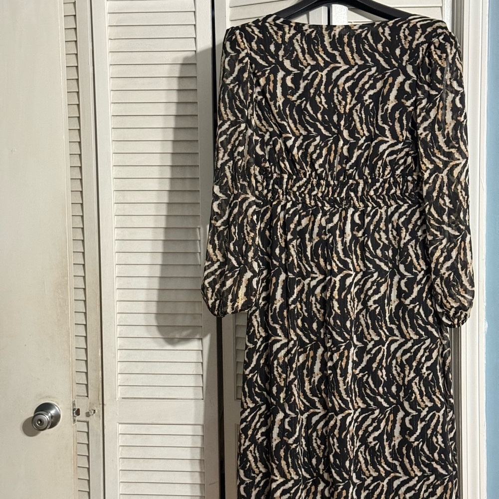 Sofia Vergara Black and Cream Sheath Dress with Long Bishop Sleeves and V-Neck - Picture 9 of 12